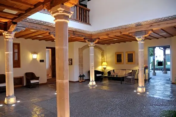 Hotel Puerta de la Luna interior patio